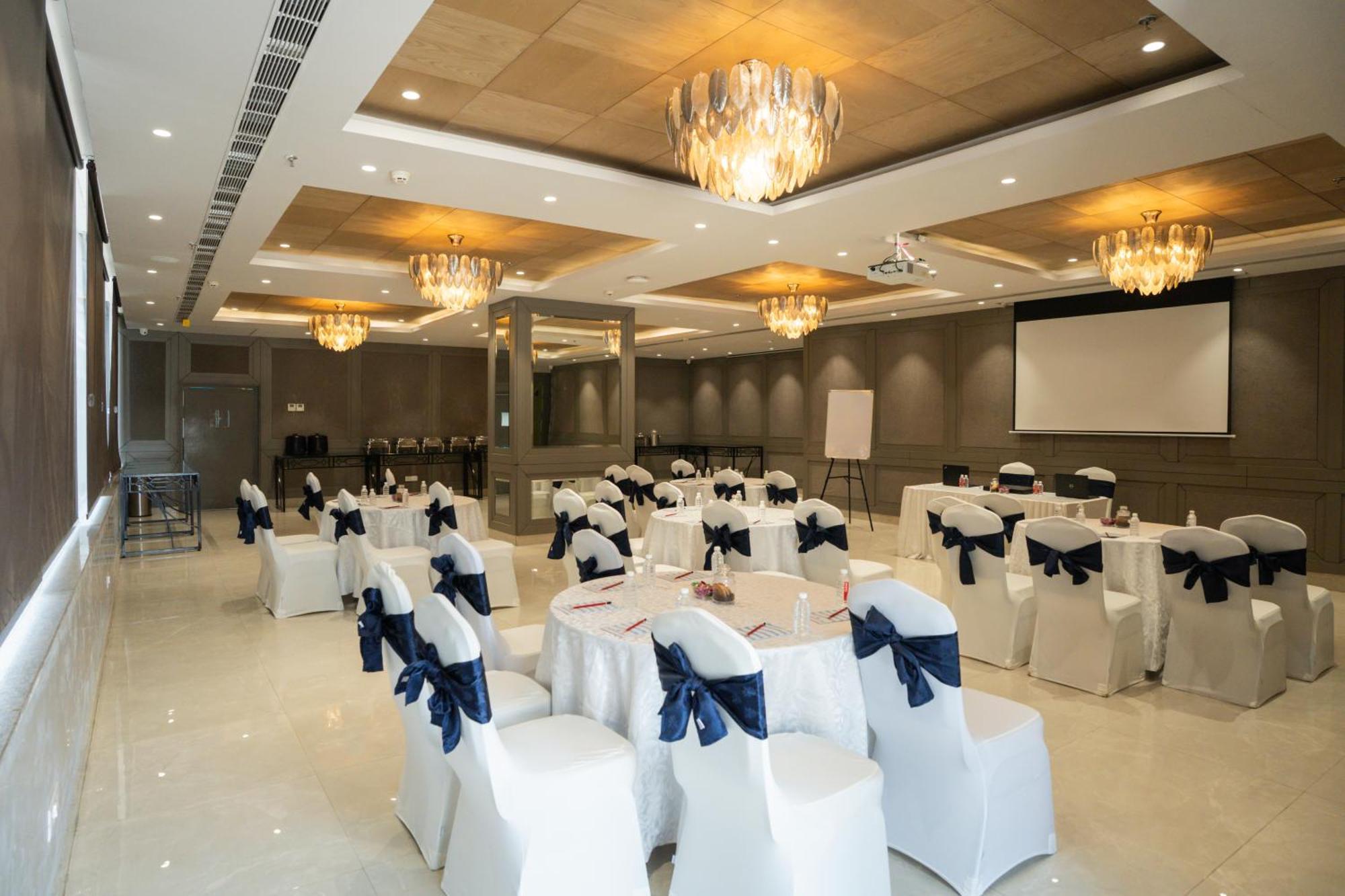 Ar Suites Klj Square Gurgaon Zewnętrze zdjęcie