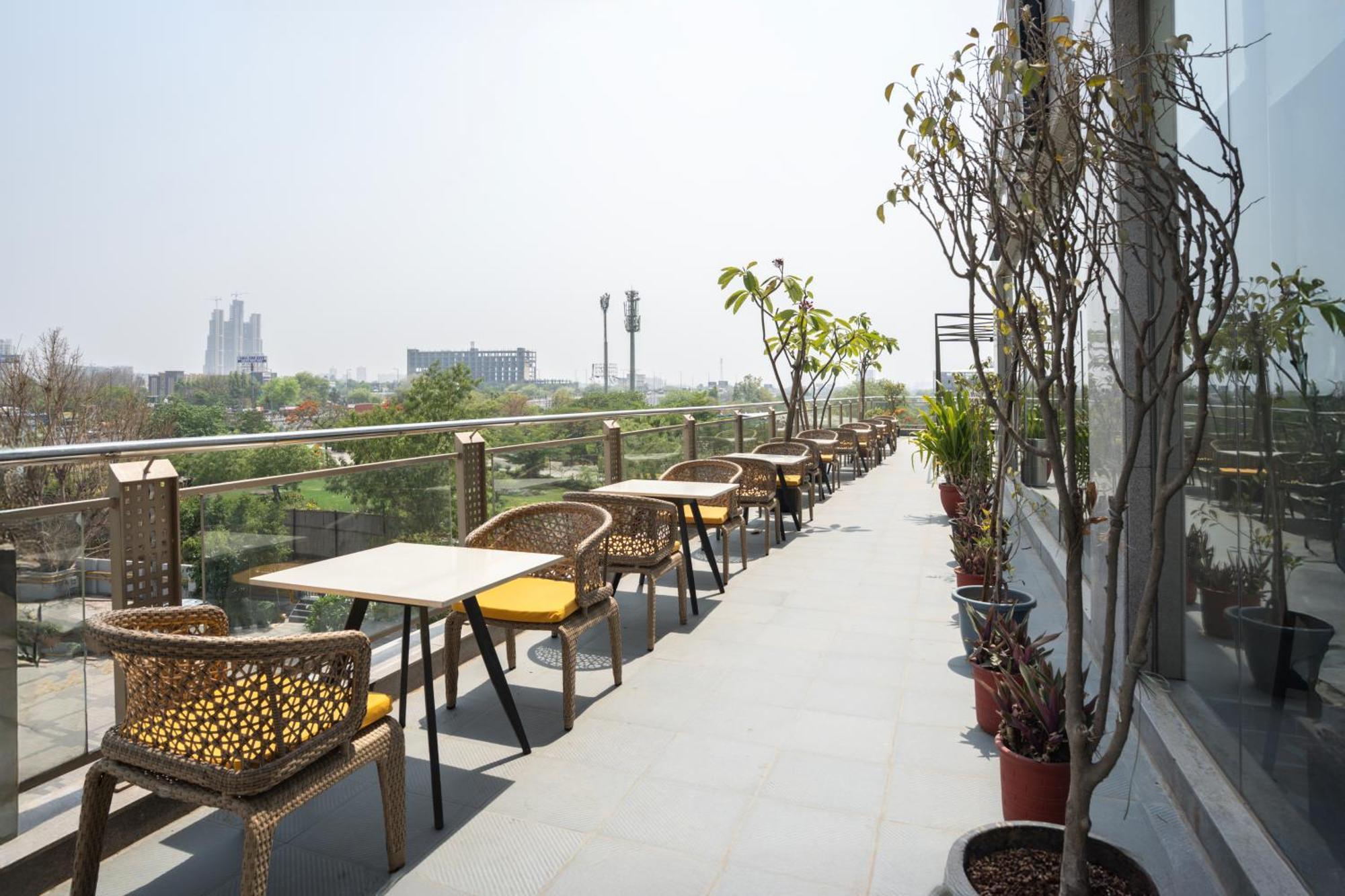 Ar Suites Klj Square Gurgaon Zewnętrze zdjęcie